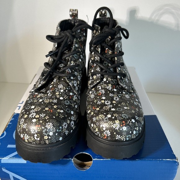 Arizona Women Lug Sole Boots Size 6 M NEW 90s Vibe Black Floral Memory Foam - Picture 2 of 8